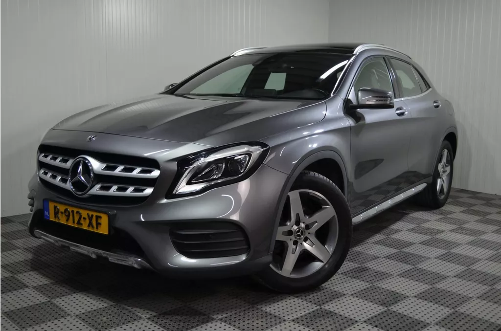 Mercedes-Benz GLA-klasse 180 Premium Plus / AMG- Line / Pano.dak / Trekhaak / Camera / Stoelverwarming / Navi.