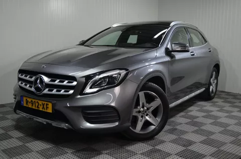 Mercedes-Benz GLA-klasse 180 Premium Plus / AMG- Line / Pano.dak / Trekhaak / Camera / Stoelverwarming / Navi.